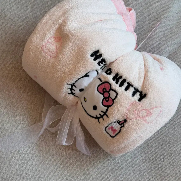 [BUNJANG] Hello Kitty Pink Bathrobe &amp; Large Towel Set (New) / 헬로키티 핑크 목욕 가운+대형타올 세트 새상품