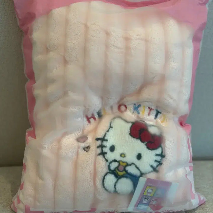[BUNJANG] Hello Kitty Pink Bathrobe &amp; Large Towel Set (New) / 헬로키티 핑크 목욕 가운+대형타올 세트 새상품