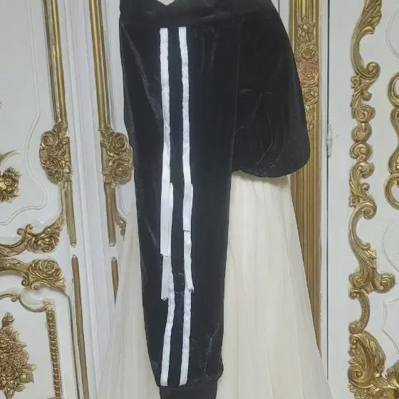 [BUNJANG] Velvet Three-Stripe Cropped Top - Black / 벨벳 삼선 크롭탑 블랙
