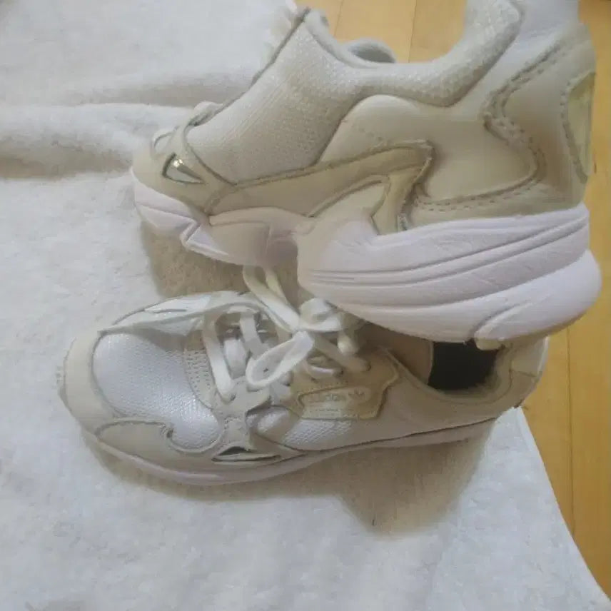 [BUNJANG] Adidas Falcon White Sneakers / 아디다스 팔콘 화이트 운동화