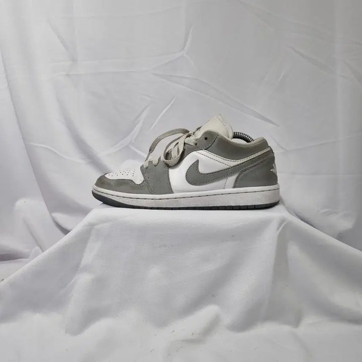 [BUNJANG] Nike Jordan 1 Low White Wolf Grey Vintage Sneakers / 빈티지하서 235 나이키 조던 1 로우 화이트 울프 그레이