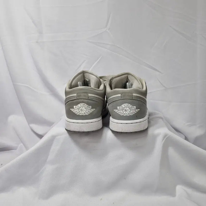 [BUNJANG] Nike Jordan 1 Low White Wolf Grey Vintage Sneakers / 빈티지하서 235 나이키 조던 1 로우 화이트 울프 그레이
