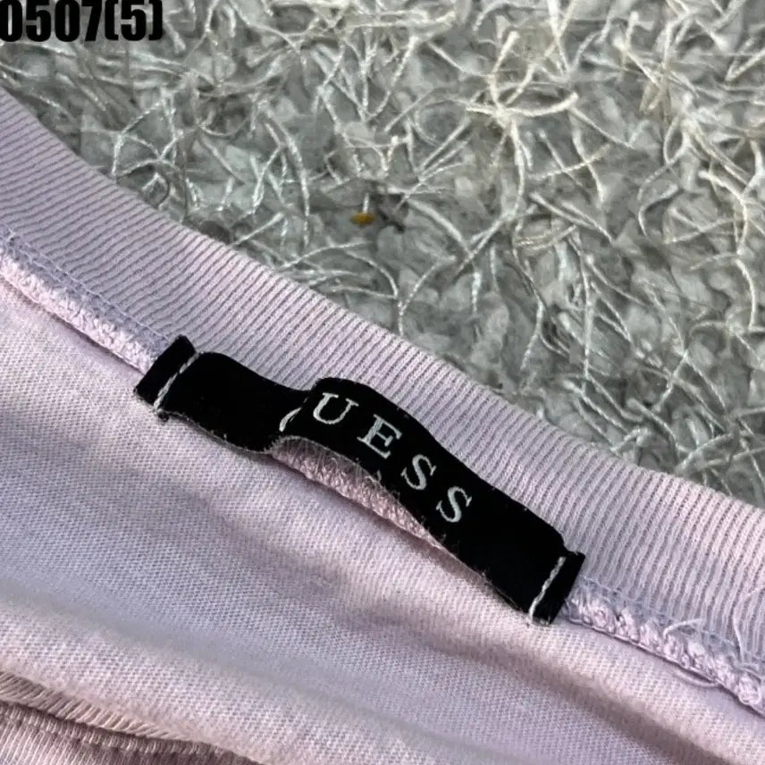[BUNJANG] Guess Triangles Logo Short Sleeve T-Shirt / 게스 삼각 로고 반팔 티셔츠 연보라
