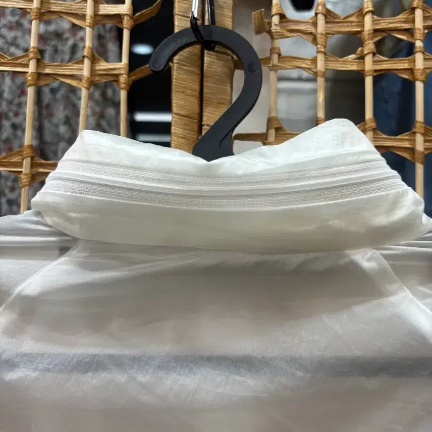 [BUNJANG] White Lightweight Windbreaker Jacket / 바람막이 자켓