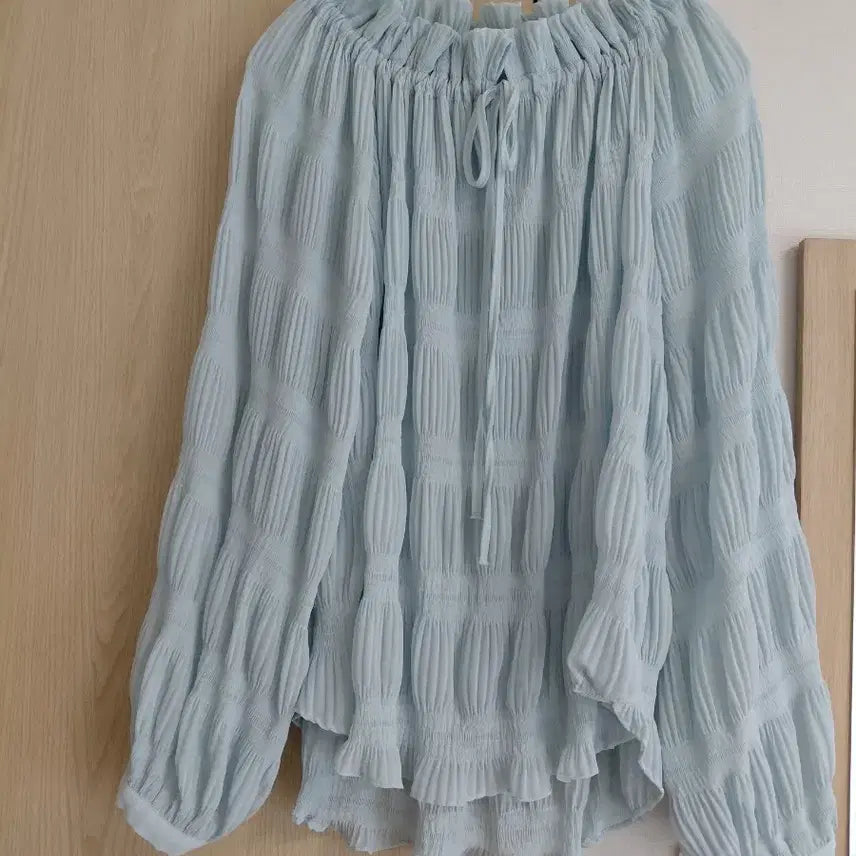 [BUNJANG] Sky Blue Shirring Pleated Blouse / 하늘색 셔링 플리츠 블라우스~새상품