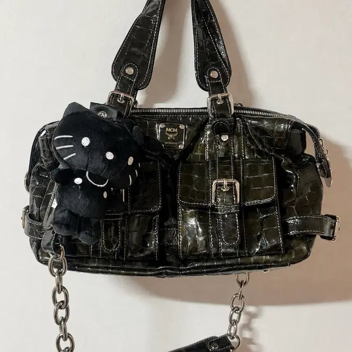 [SOLD OUT] [희귀템] MCM 빈티지 y2k 블랙카키 크로커 패턴 페이턴트 크로스백