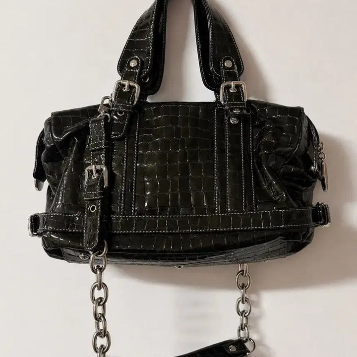 [SOLD OUT] [희귀템] MCM 빈티지 y2k 블랙카키 크로커 패턴 페이턴트 크로스백