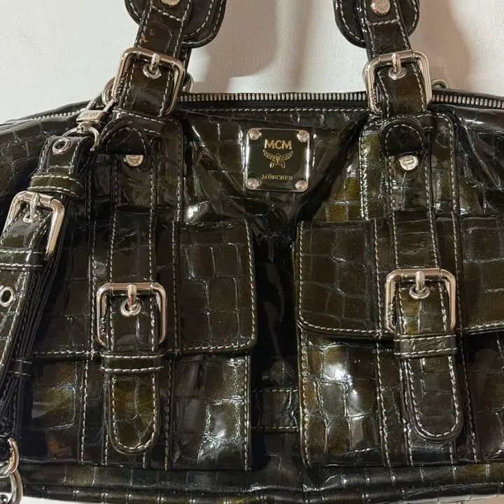 [SOLD OUT] [희귀템] MCM 빈티지 y2k 블랙카키 크로커 패턴 페이턴트 크로스백