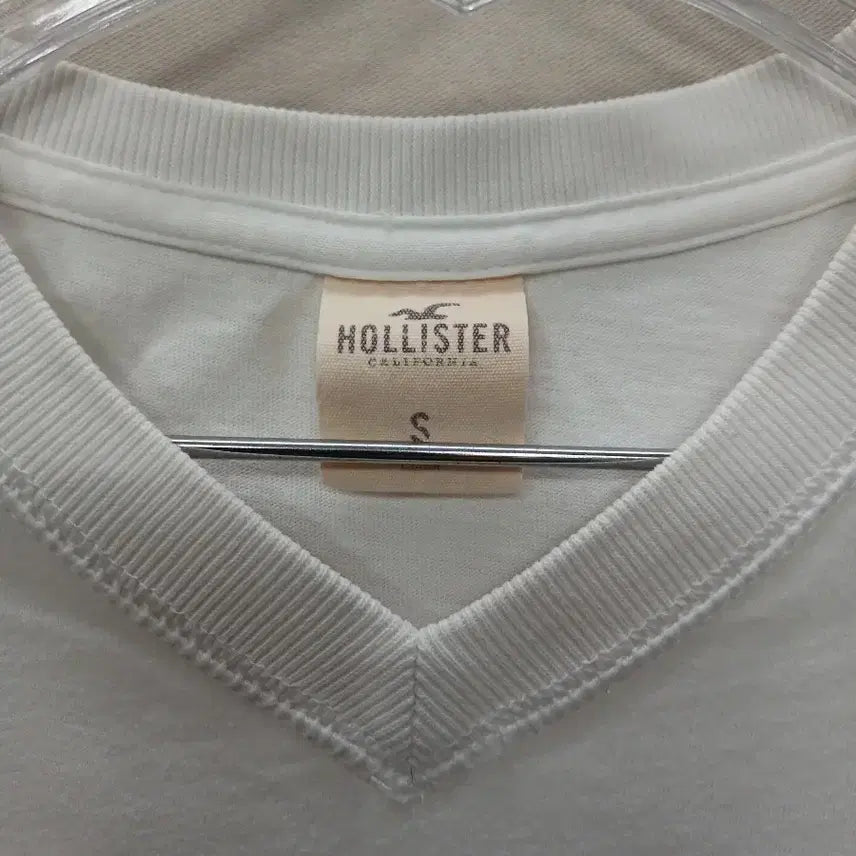 [BUNJANG] Hollister White V-Neck T-Shirt / 홀리스터 화이트 V넥 반팔 티셔츠