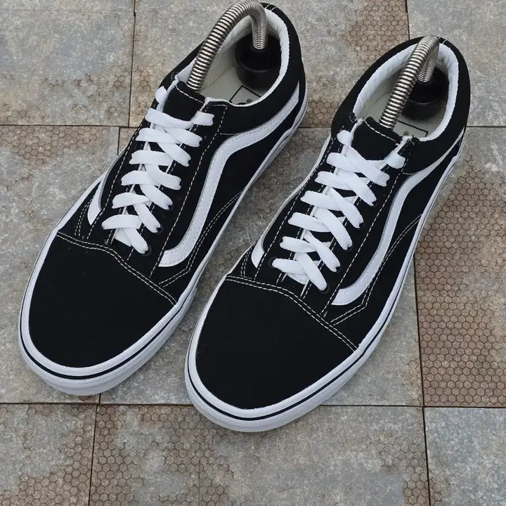 [BUNJANG] Vans Old Skool Black and White Sneakers (US 8) / (260)반스 올드스쿨 검흰 스니커즈