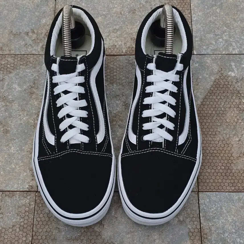 [BUNJANG] Vans Old Skool Black and White Sneakers (US 8) / (260)반스 올드스쿨 검흰 스니커즈