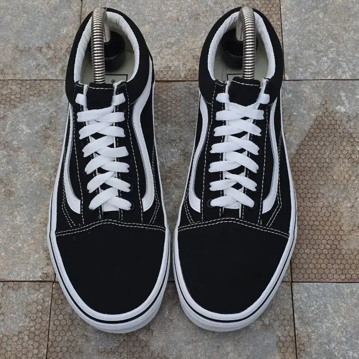 [BUNJANG] Vans Old Skool Black and White Sneakers (US 8) / (260)반스 올드스쿨 검흰 스니커즈