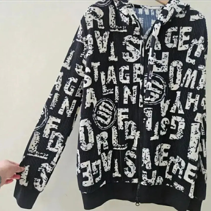 [BUNJANG] Black Lettering Pleats Zip-Up Hoodie (New) / 영문 레터링 플리츠 블랙 후드 집업~새상품