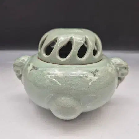 [BUNJANG] Haegang Yoo Geun-hyung Celadon Crane and Cloud Incense Burner / 해강 유근형선생- 청자 운학문 삼족 향로/