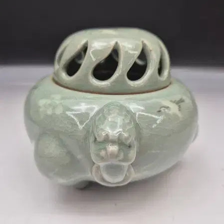 [BUNJANG] Haegang Yoo Geun-hyung Celadon Crane and Cloud Incense Burner / 해강 유근형선생- 청자 운학문 삼족 향로/