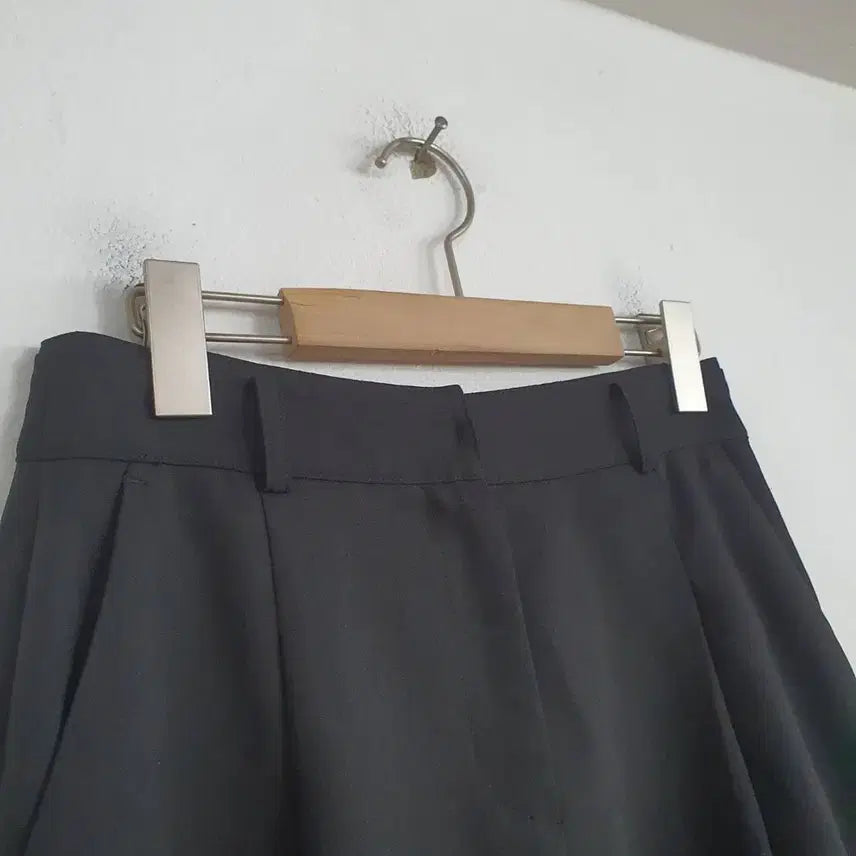 [BUNJANG] Ets Mira Black 5-Length Wide Fit Slacks Shorts / 잇미샤 여성 24년 블랙 와이드핏 5부 슬랙스 반바지 26