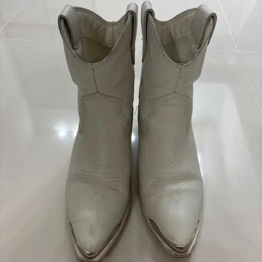 [BUNJANG] Aldo White Western Boots with Silver Line Detail / [이민정리] 알도 화이트 웨스턴 부츠
