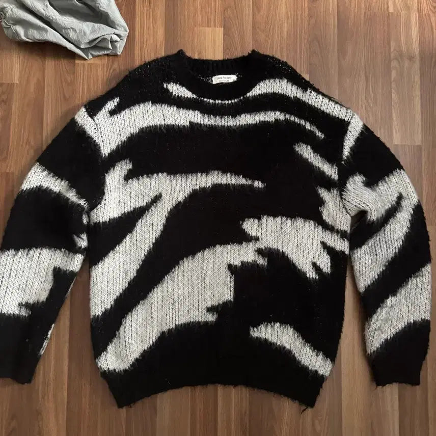 [BUNJANG] Modern Zebra Pattern Loose Fit Knit / 모던한 지브라 패턴 루즈핏 니트