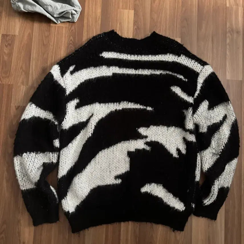 [BUNJANG] Modern Zebra Pattern Loose Fit Knit / 모던한 지브라 패턴 루즈핏 니트