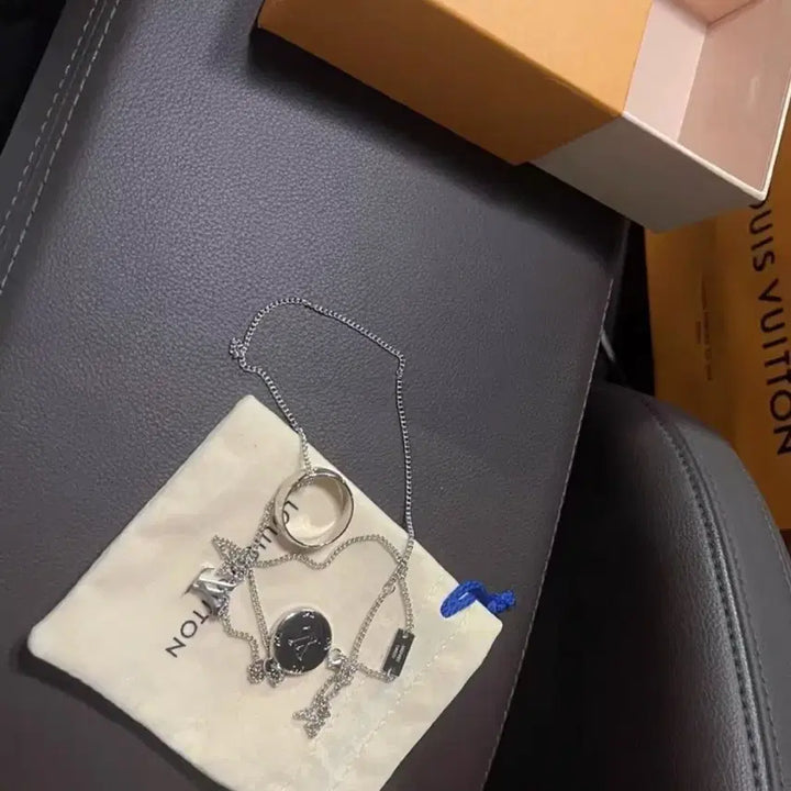 [BUNJANG] Louis Vuitton Silver Necklace / 루이비통의 트렌디한 실버 목걸이
