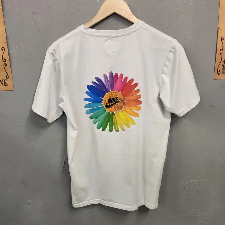 [BUNJANG] Nike Dri-FIT Rainbow Floral T-Shirt White / 나이키 드라이핏 레인보우 꽃 티셔츠 화이트