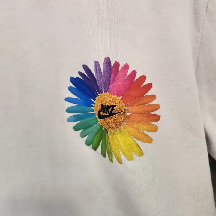 [BUNJANG] Nike Dri-FIT Rainbow Floral T-Shirt White / 나이키 드라이핏 레인보우 꽃 티셔츠 화이트