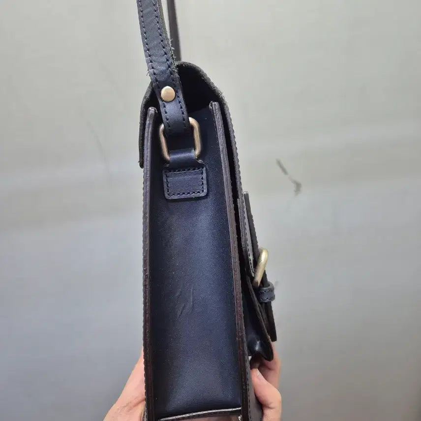 [BUNJANG] Luccica Leather Buckle Flap Crossbody Bag Black / LUCCICA  루치카 가죽 버클 플랩 크로스백 블랙