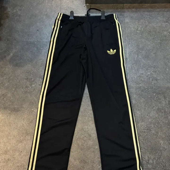 [BUNJANG] Adidas Firebird Track Pants Gold Three Stripes L / 아디다스 파이어버드 트랙팬츠 삼선골드 L사이즈