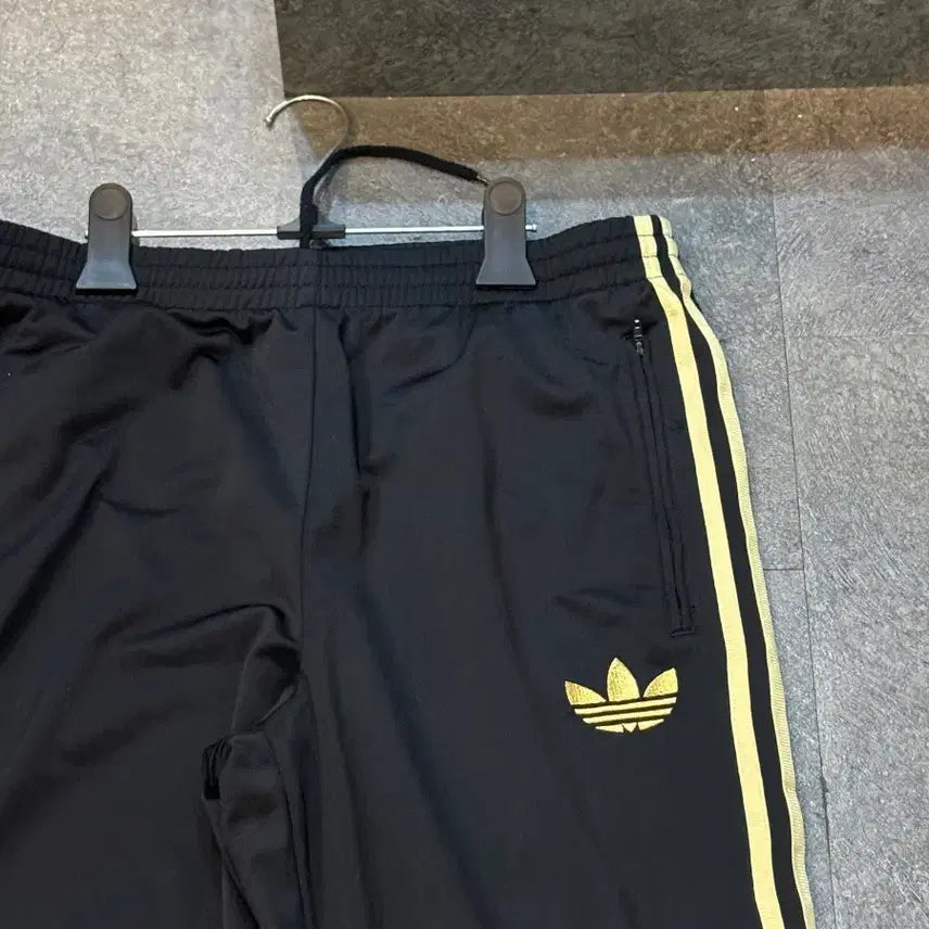 [BUNJANG] Adidas Firebird Track Pants Gold Three Stripes L / 아디다스 파이어버드 트랙팬츠 삼선골드 L사이즈