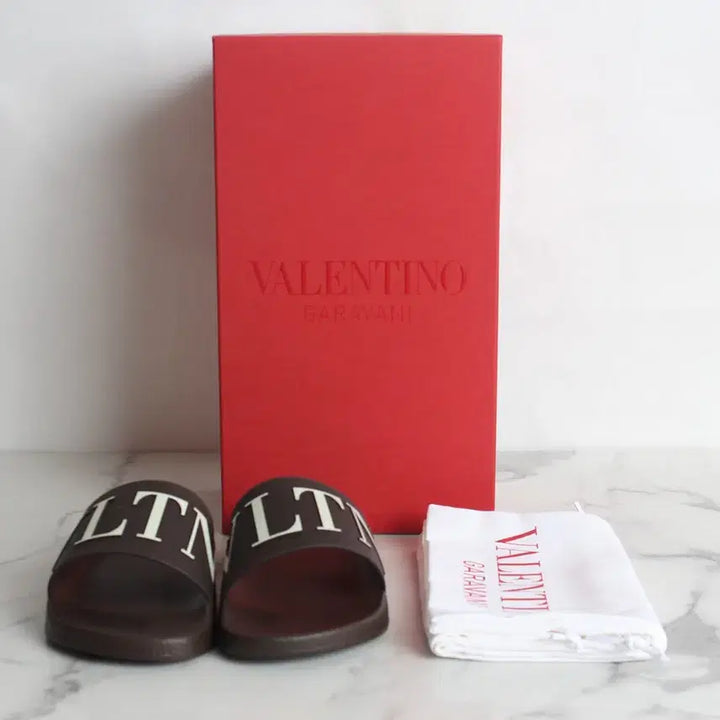 [BUNJANG] Valentino VLTN Logo Slide Sandals / [N급]발렌티노 VLTN 로고 슬라이드 슬리퍼 39(240)