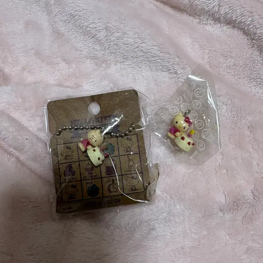 [BUNJANG] Sanrio Hello Kitty "Antique Collection" Rare Keychain with Cake Kitty Strap (2 Types) / 케이크 키티스트랩 2종 고전 산리오 헬로키티 레어 키링 앤티크컬렉션 생일