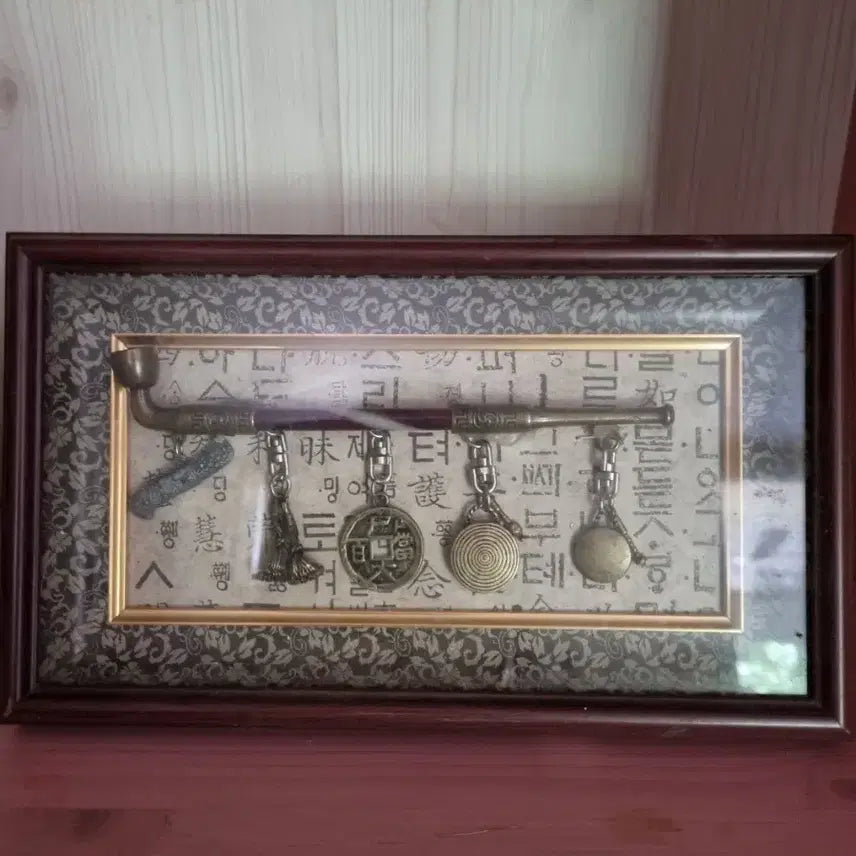 [BUNJANG] Wooden Frame with Traditional Smoking Pipe and Ornaments / 장식용 액자