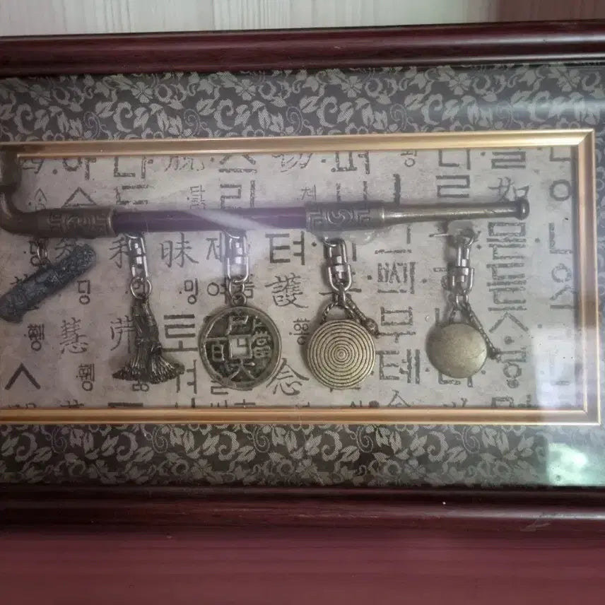 [BUNJANG] Wooden Frame with Traditional Smoking Pipe and Ornaments / 장식용 액자