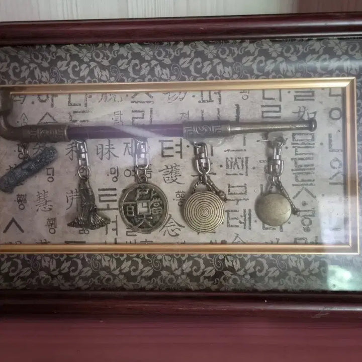[BUNJANG] Wooden Frame with Traditional Smoking Pipe and Ornaments / 장식용 액자