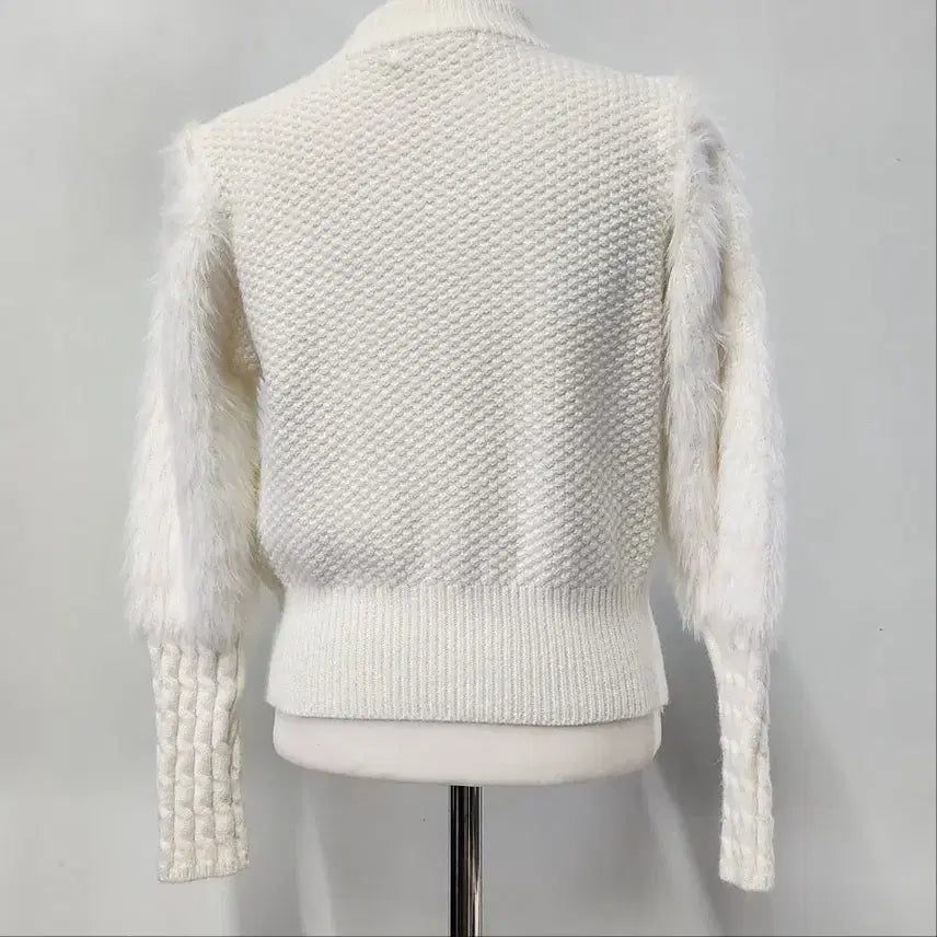 [BUNJANG] MINI BLACK Popcorn Knit with Faux Fur Sleeves - Ivory / MINI BLACK 소매 퍼 배색 팝콘 니트 아이보리 FREE
