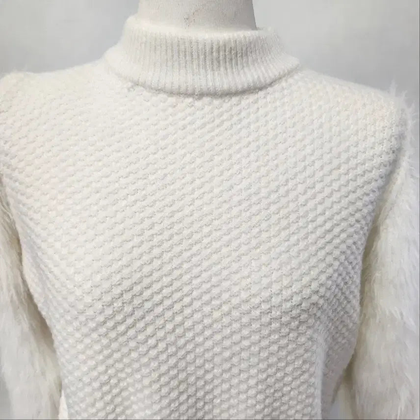 [BUNJANG] MINI BLACK Popcorn Knit with Faux Fur Sleeves - Ivory / MINI BLACK 소매 퍼 배색 팝콘 니트 아이보리 FREE