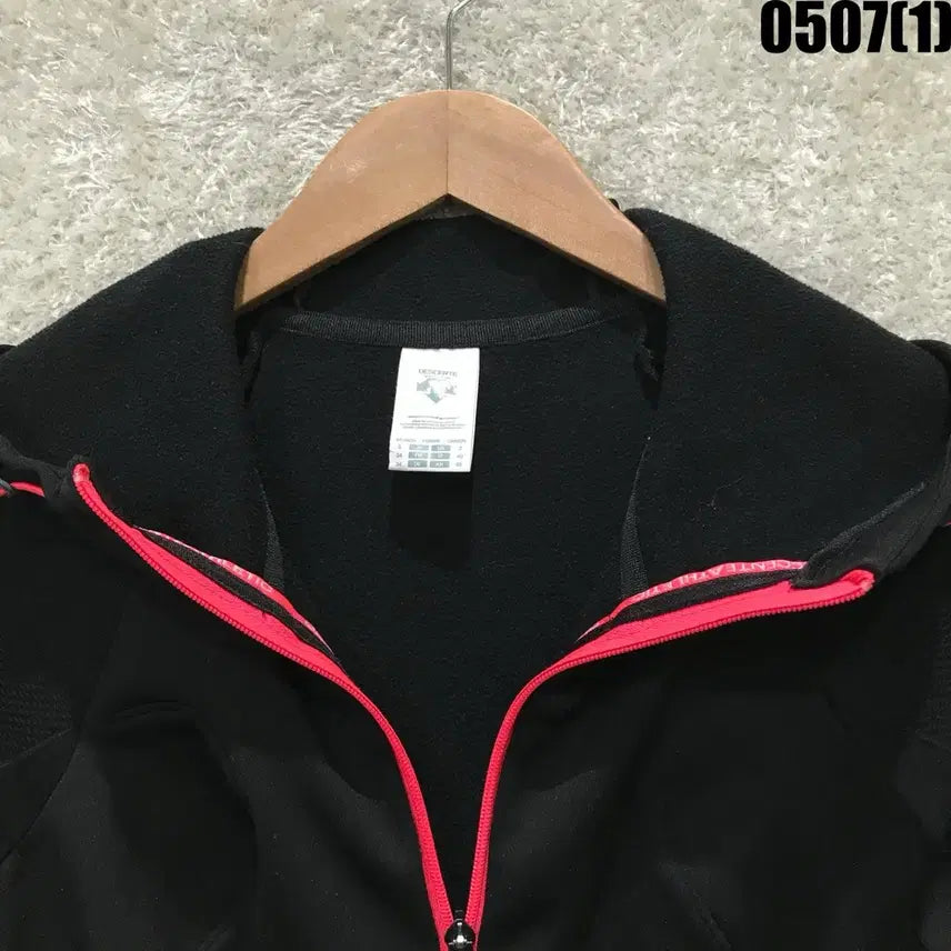 [BUNJANG] Descente Black Hooded Zip-Up Women&
