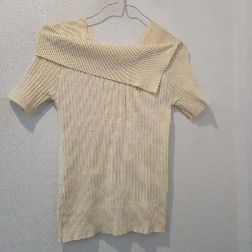 [BUNJANG] Valleygirl Off-the-Shoulder Short-Sleeve Knit Top / Valleygirl  아이보리 오프숄더 반팔 니트