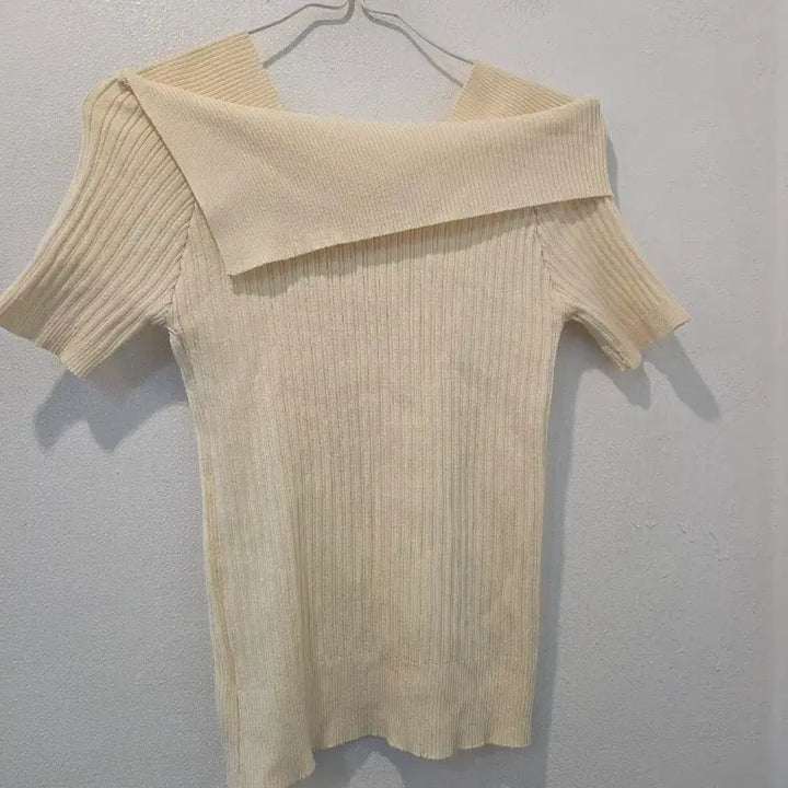 [BUNJANG] Valleygirl Off-the-Shoulder Short-Sleeve Knit Top / Valleygirl  아이보리 오프숄더 반팔 니트