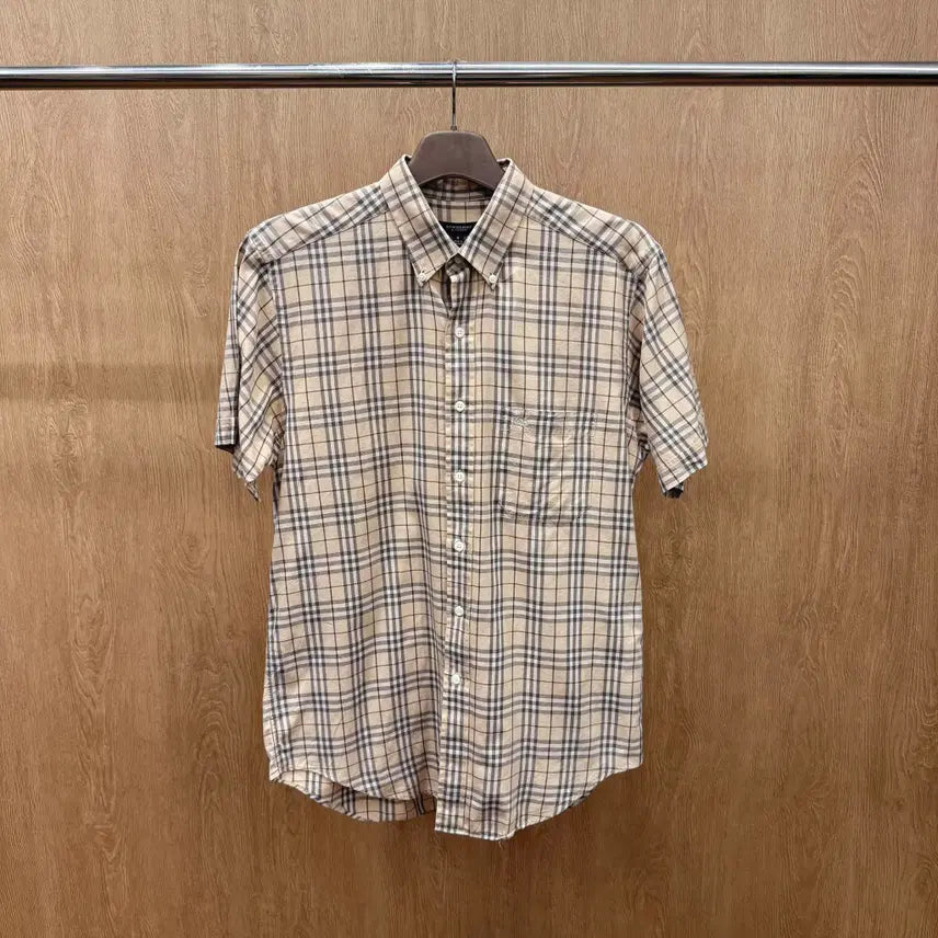 [BUNJANG] Burberry London Button-Down Collar Short Sleeve Shirt Beige / 버버리 런던 반팔 셔츠 버튼 다운 카라 포켓 로고 자수 디테일 베이지