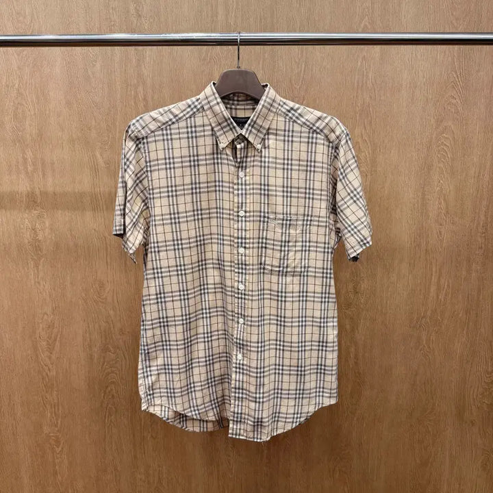 [BUNJANG] Burberry London Button-Down Collar Short Sleeve Shirt Beige / 버버리 런던 반팔 셔츠 버튼 다운 카라 포켓 로고 자수 디테일 베이지