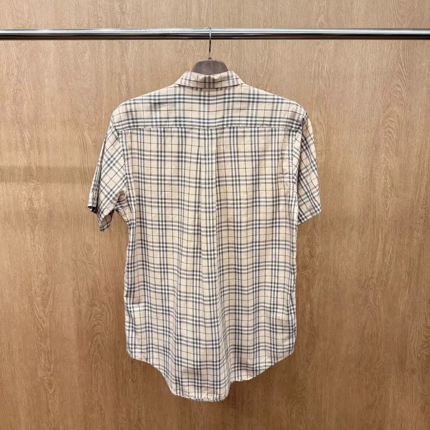 [BUNJANG] Burberry London Button-Down Collar Short Sleeve Shirt Beige / 버버리 런던 반팔 셔츠 버튼 다운 카라 포켓 로고 자수 디테일 베이지