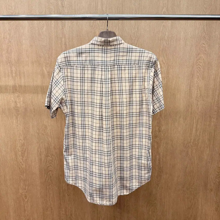 [BUNJANG] Burberry London Button-Down Collar Short Sleeve Shirt Beige / 버버리 런던 반팔 셔츠 버튼 다운 카라 포켓 로고 자수 디테일 베이지