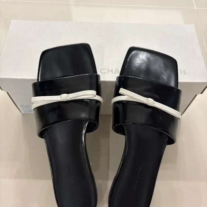 [BUNJANG] Charles &amp; Keith Black Ribbon Sandals / [박스포함] 찰스앤키스 블랙 리본 샌들