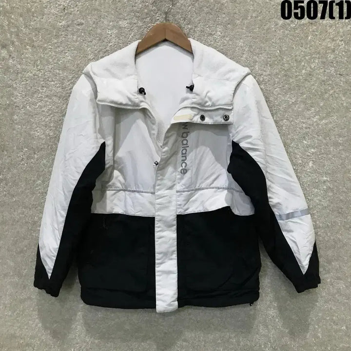 [BUNJANG] New Balance White Black Hooded Windbreaker Jacket Size S / 뉴발란스 화이트 블랙 후드 바람막이 점퍼 s