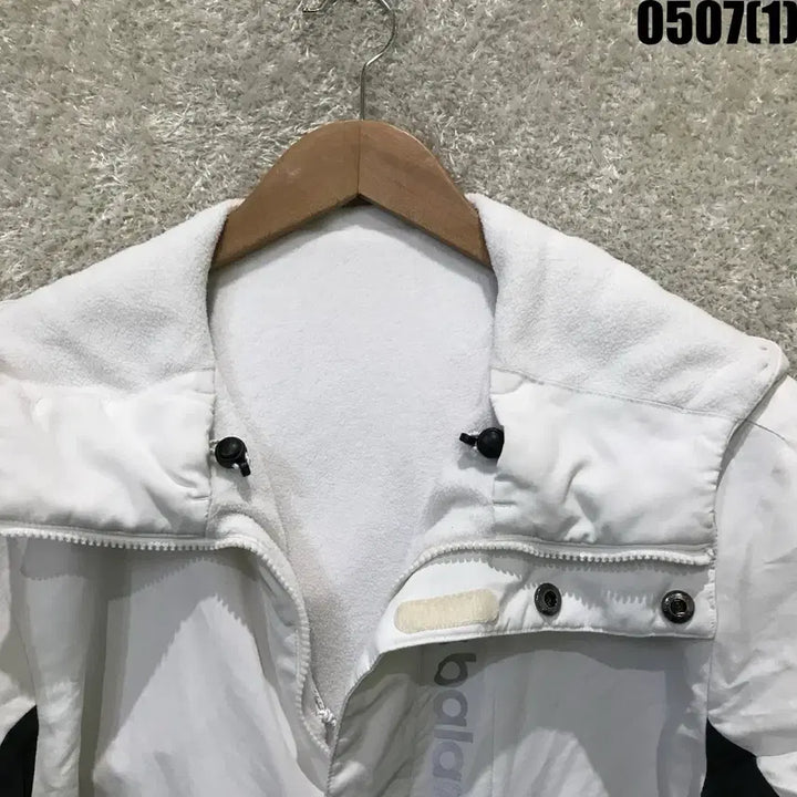 [BUNJANG] New Balance White Black Hooded Windbreaker Jacket Size S / 뉴발란스 화이트 블랙 후드 바람막이 점퍼 s