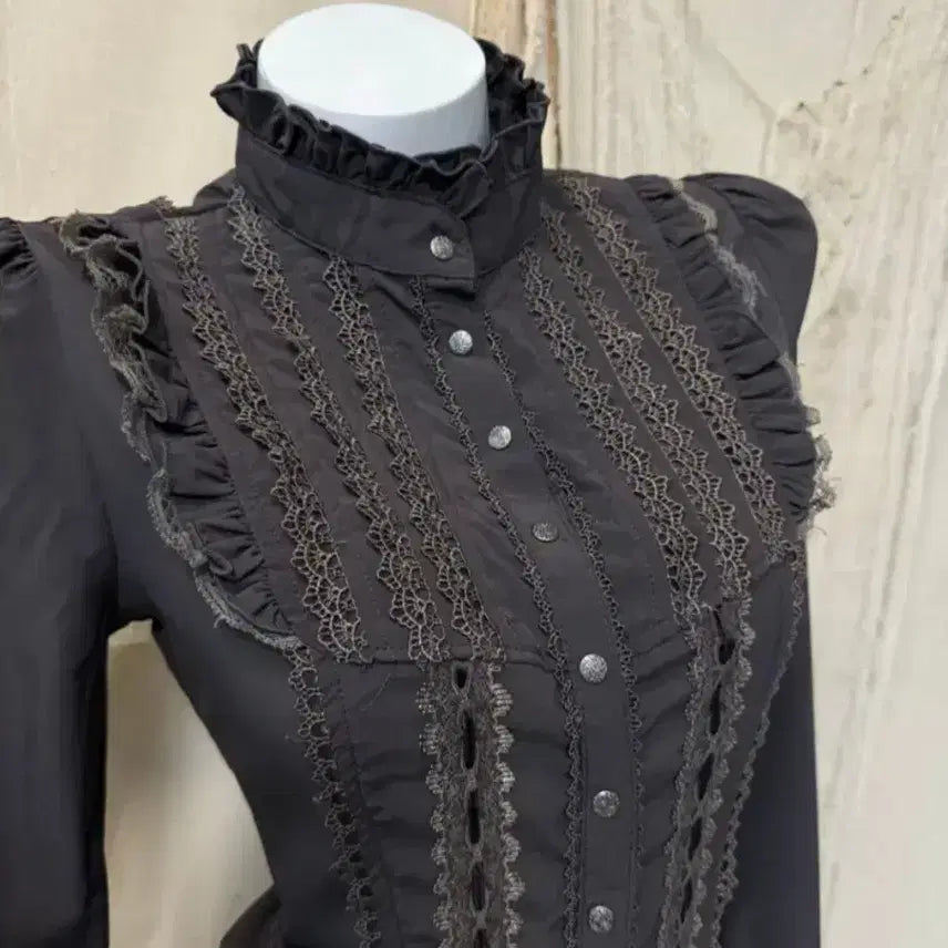 [BUNJANG] Ozzon Charcoal Brown Black Frill Corset Eyelet Lace Gothic Blouse / 오즈온 Ozzon 차콜브라운블랙 프릴 코르셋 아일렛 레이스 고딕 블라우스