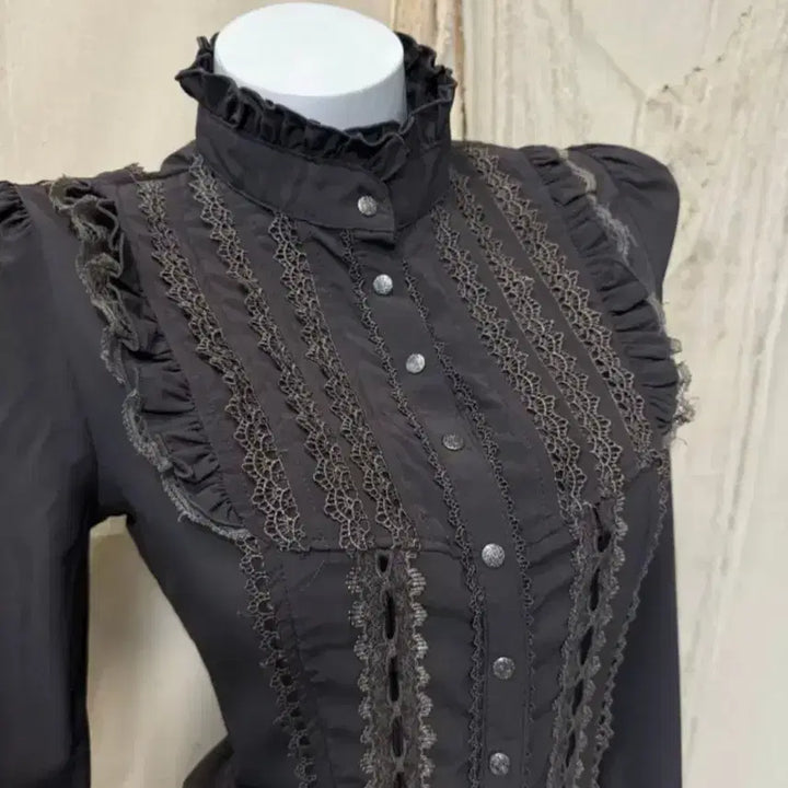 [BUNJANG] Ozzon Charcoal Brown Black Frill Corset Eyelet Lace Gothic Blouse / 오즈온 Ozzon 차콜브라운블랙 프릴 코르셋 아일렛 레이스 고딕 블라우스