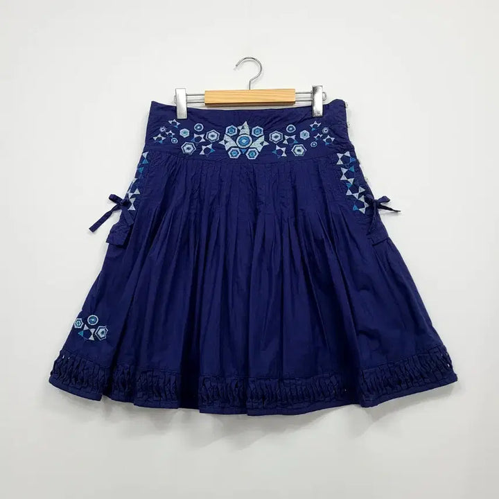 [BUNJANG] Oilily Navy Pleated Embroidered Skirt / 오일릴리 네이비 플리츠 자수 스커트/40/77/앨리스/1202
