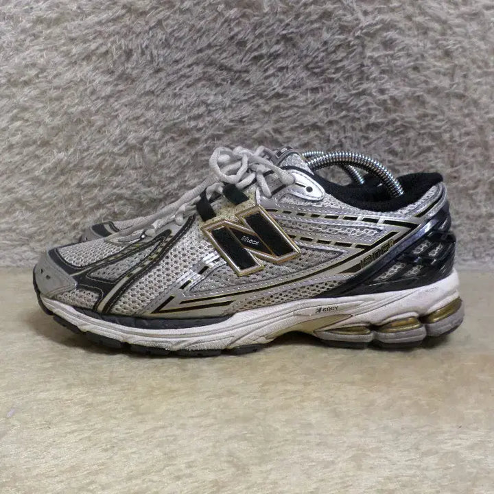 [BUNJANG] New Balance 1906 Silver Sneakers / 후루룩구제 265 뉴발란스 1906 실버 운동화 스니커즈 260507
